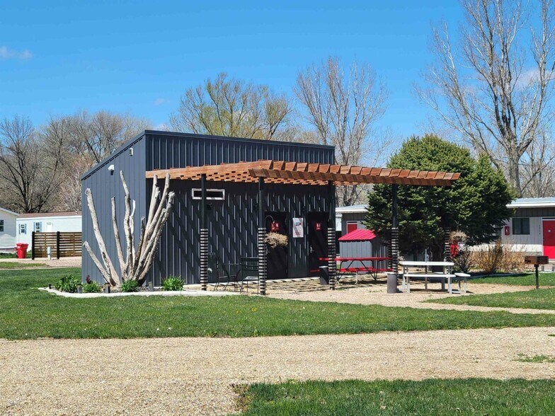 More Photos Of 1313 W Cherry St, Vermillion Hotel For Sale