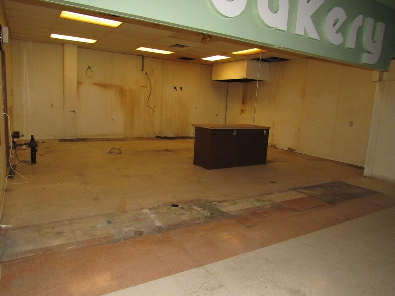More Photos Of 275 Laing St, Redgranite Supermarket For Lease