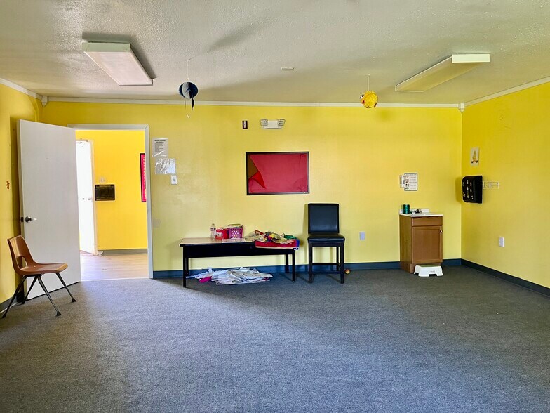 More Photos Of 2129 Mill St, Lake Charles Light Distribution For Sale