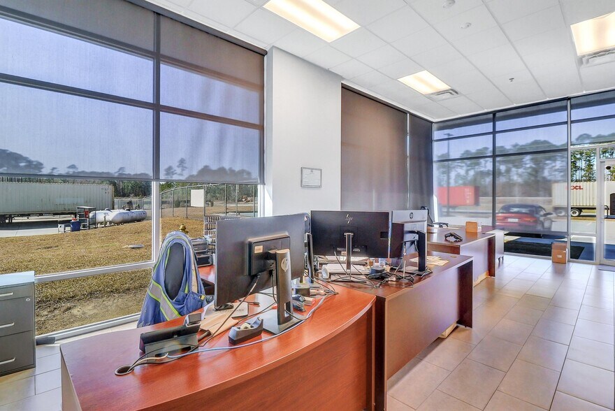 More Photos Of 455 Jimmy Deloach Pky, Savannah Warehouse For Lease