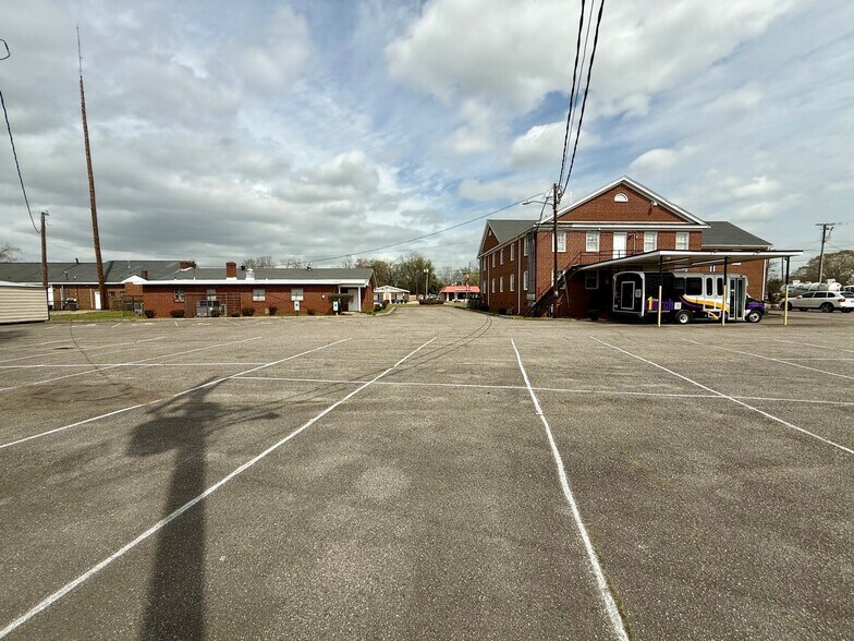 More Photos Of 914 Person St, Fayetteville Religious Facility For Lease