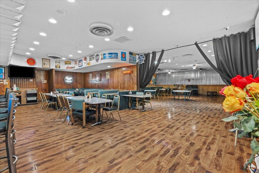 More Photos Of 535 S Columbia River Hwy, Saint Helens General Retail For Lease