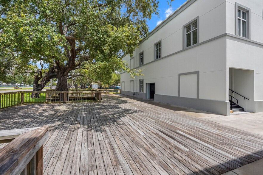 More Photos Of 13901 Sheldon Rd, Tampa Schools For Lease