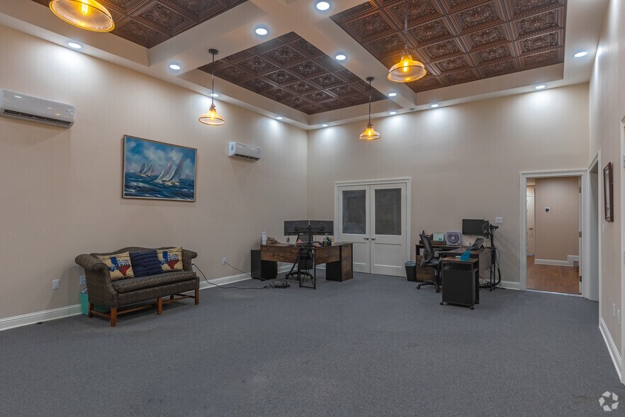 More Photos Of 117 San Augustine St, Center Office For Sale