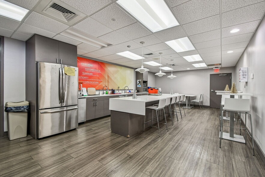 More Photos Of 902 N Himes Ave, Tampa Office For Lease