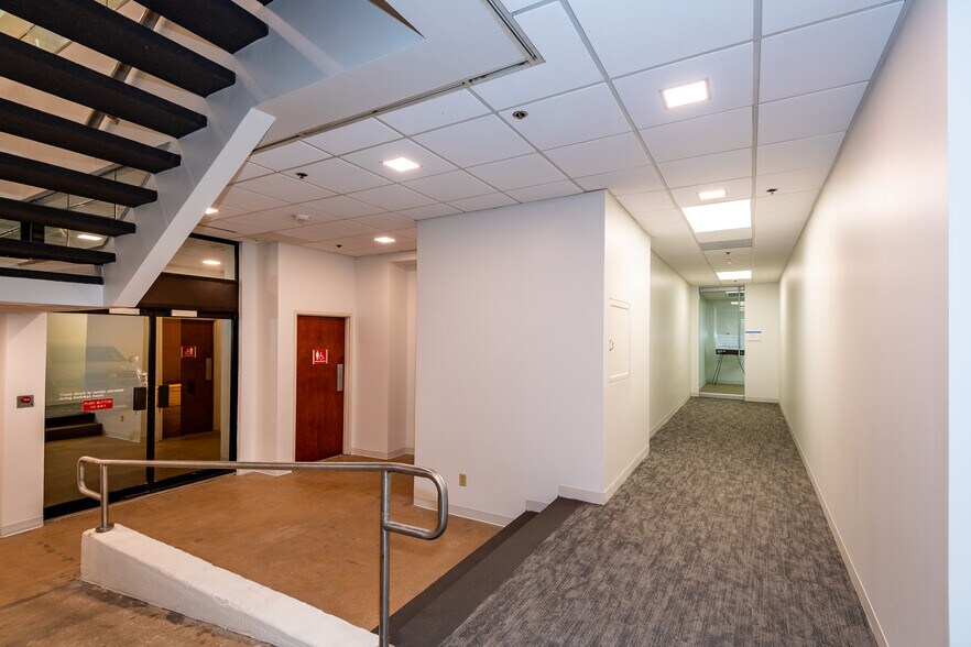 More Photos Of 104 Decker Ct, Irving Unknown For Lease