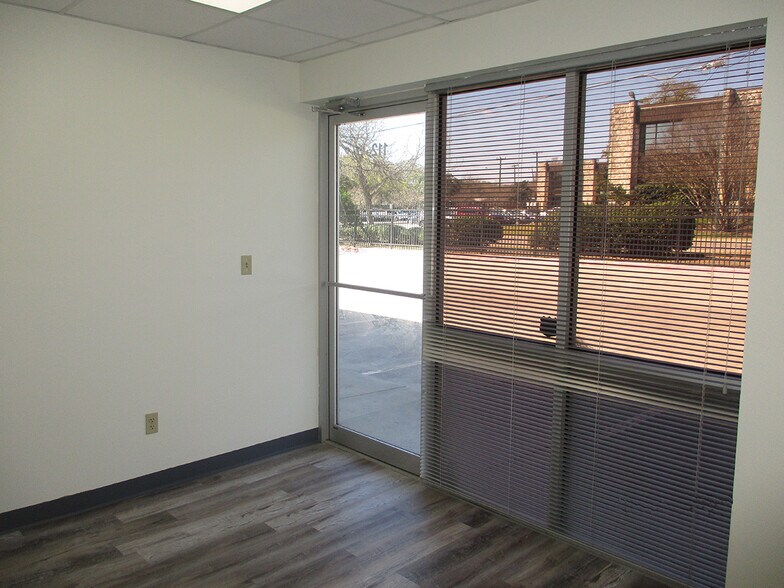 More Photos Of 7340 Blanco Rd, San Antonio Self Storage For Lease
