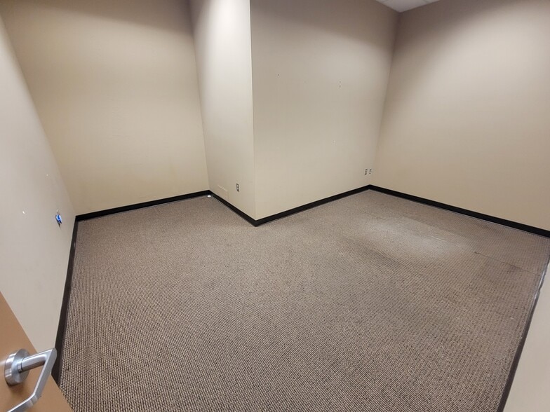 More Photos Of 2101-2120 W 41st St, Sioux Falls General Retail For Lease