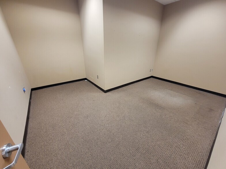 More Photos Of 2101 W 41st St, Sioux Falls General Retail For Lease