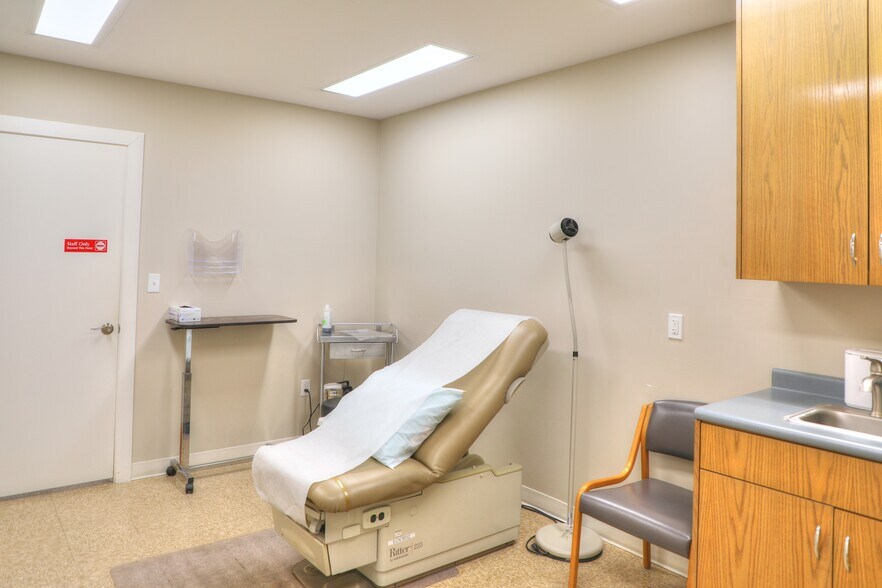 More Photos Of 1892 W US Highway 290, Fredericksburg Medical For Sale