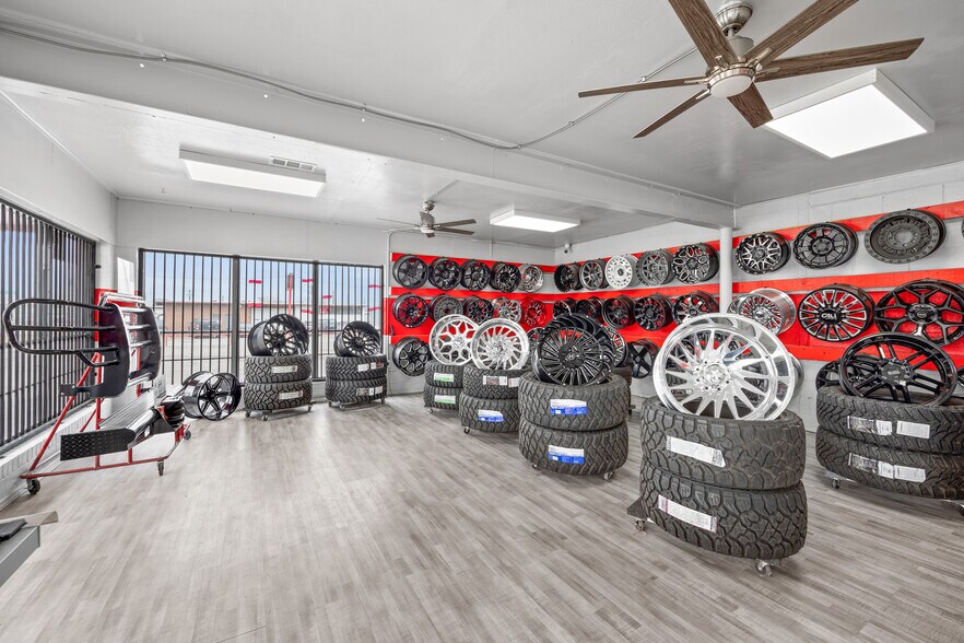 More Photos Of 136 Lavon Dr, Garland Flex For Sale