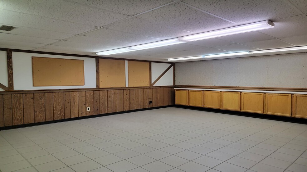 More Photos Of 10610 Washington Ave, Marshfield Warehouse For Lease