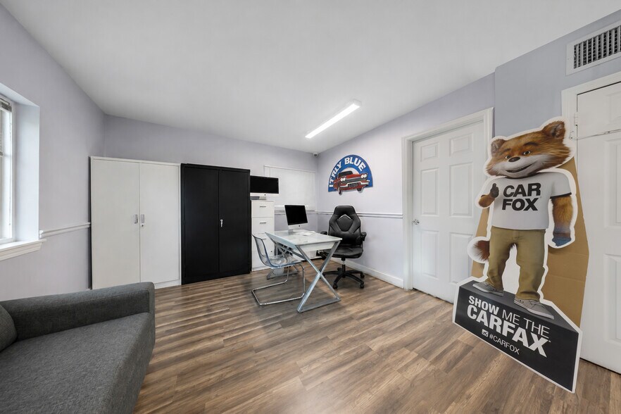 More Photos Of 2548 NW 36th St, Miami Auto Dealership For Lease