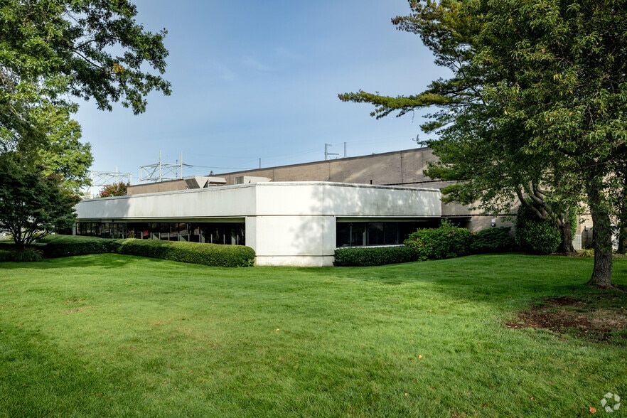 More Photos Of 250 Rabro Dr E, Hauppauge Warehouse For Lease