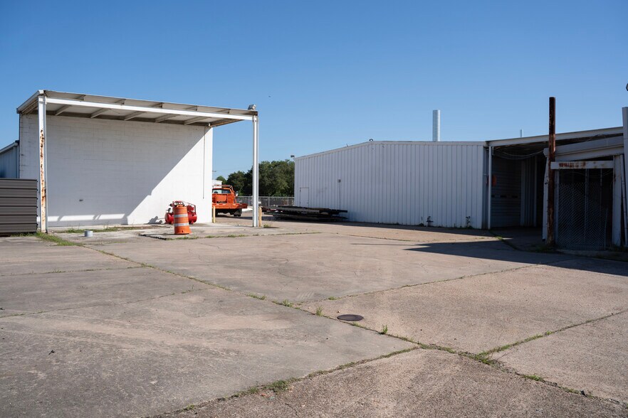 More Photos Of 4925 Avenue H, Rosenberg Warehouse For Lease