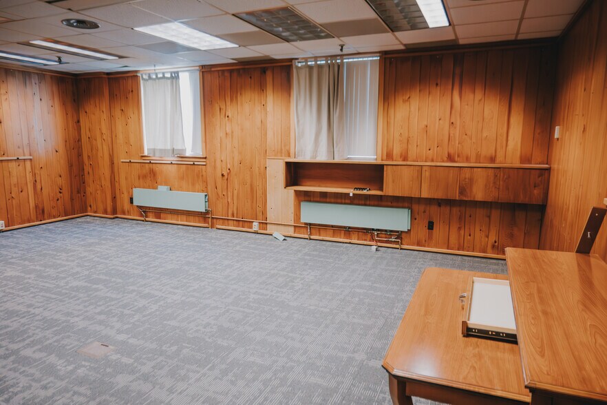 More Photos Of 136 Center St, Old Town Office For Sale