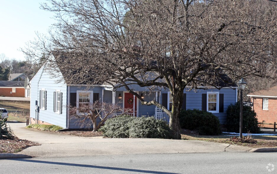 Primary Photo Of 2713 Pinedale Rd, Greensboro Medical For Lease