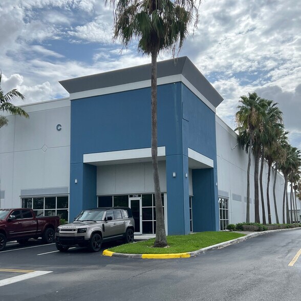 More Photos Of 2601-2799 SW 34th Ave, Pembroke Park Warehouse For Lease