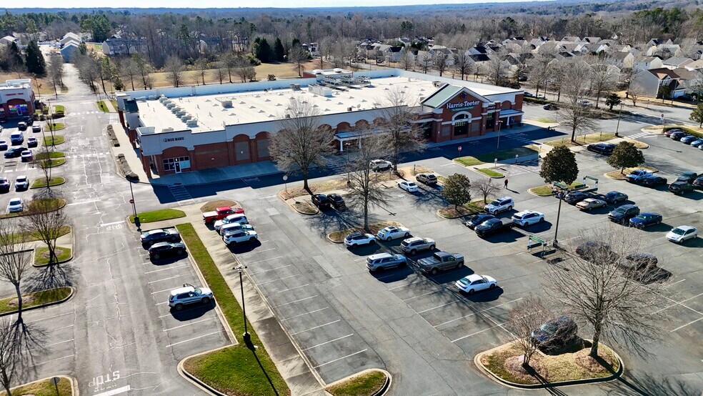 More Photos Of 5706 Wyalong Dr, Charlotte Storefront For Lease