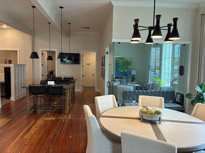 More Photos Of 981 S Cooper St, Memphis Freestanding For Sale