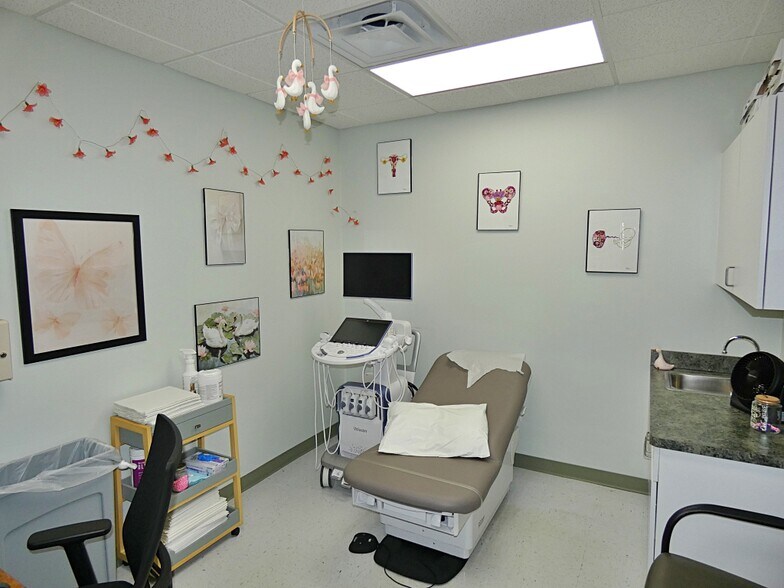 More Photos Of 6934 Elaine Dr, Niagara Falls Office For Sale