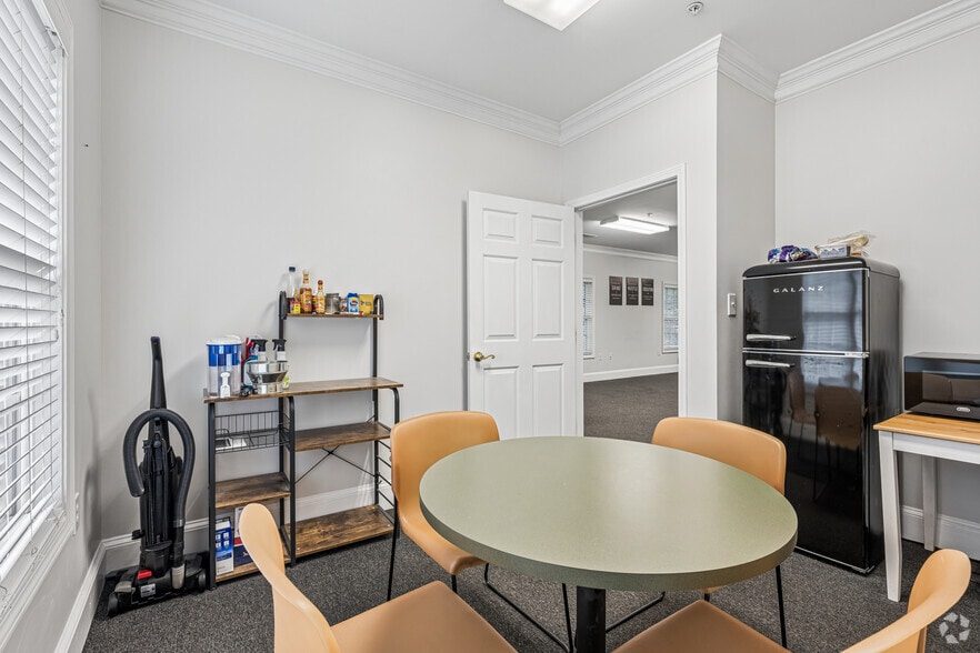 More Photos Of 1290 Kennestone Cir, Marietta Unknown For Lease