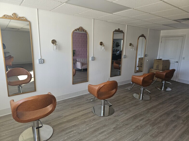 More Photos Of 127-131 E Commerce St, Milford Loft Creative Space For Sale