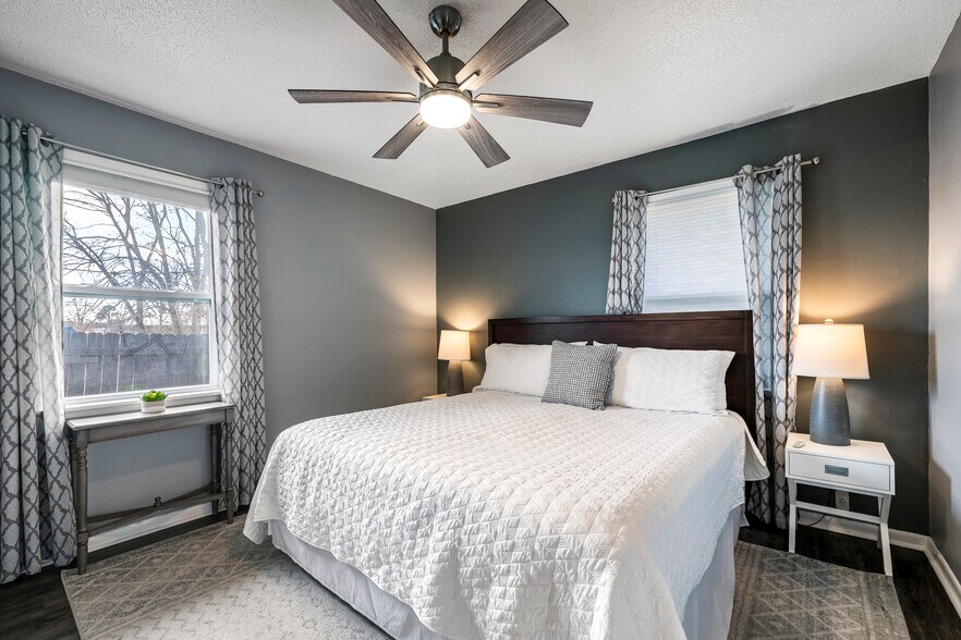 More Photos Of 110 SE 13th St, Bentonville Flex For Sale