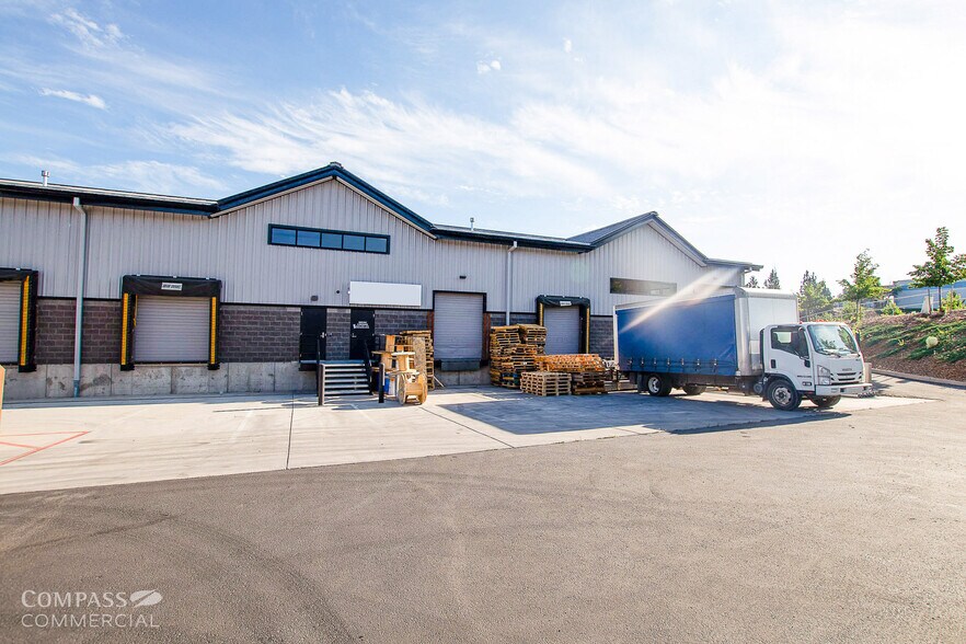 More Photos Of 2479 NE 4th St, Bend Warehouse For Lease