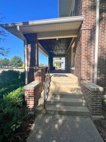 More Photos Of 232 S Batavia Ave, Batavia Office For Sale