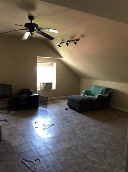 More Photos Of 313 Main St, Red Hill Restaurant For Lease