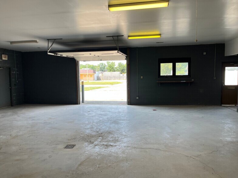 More Photos Of 1115 Lawrence Dr, Columbus Warehouse For Lease