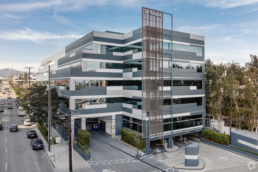 More Photos Of 1640 S Sepulveda Blvd, Los Angeles Office For Lease