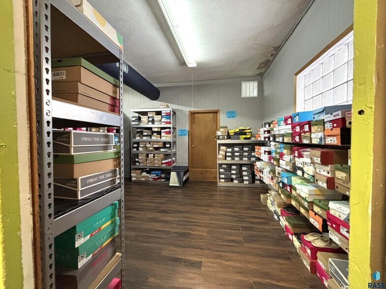 More Photos Of 118 N Broadway Ave, Miller General Retail For Sale