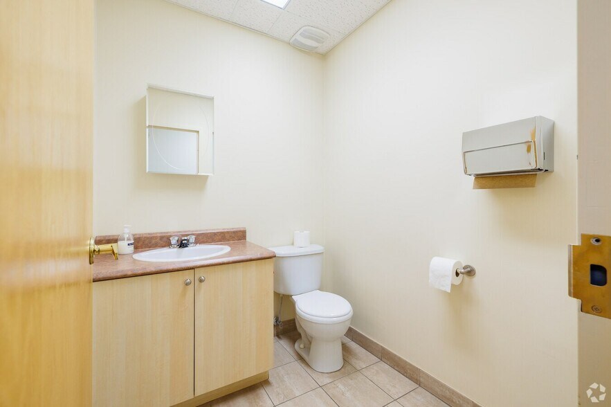 More Photos Of 2369-2395 Rue Rue Guénette, Saint-Laurent Light Distribution For Sale