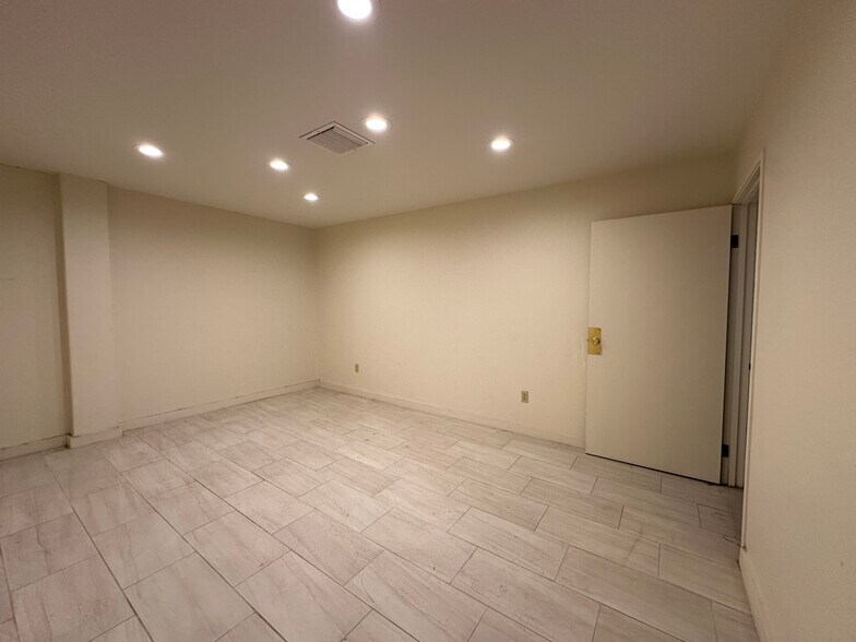 More Photos Of 8585-8587 Canoga Ave, Canoga Park Service For Lease