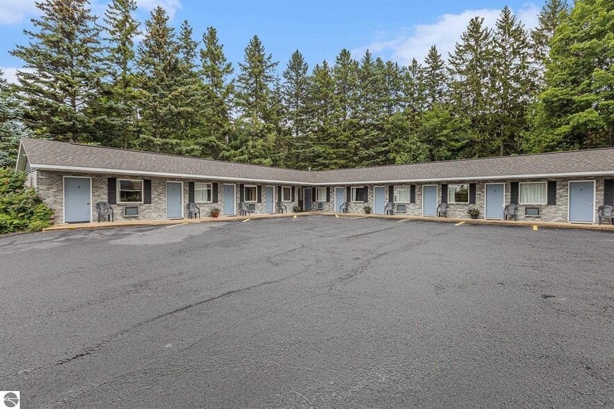 More Photos Of 519 Lake St, Frankfort Hotel For Sale