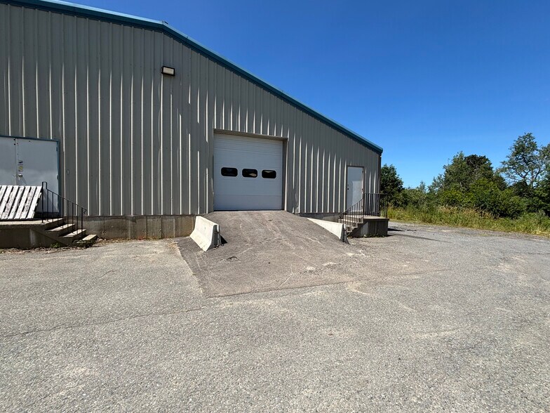 More Photos Of 29 Stillwater Ave, Orono Showroom For Lease