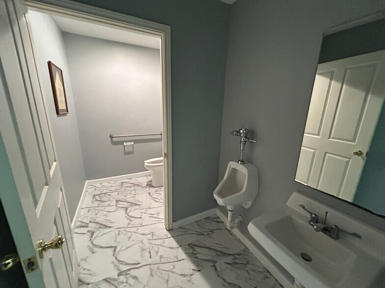 More Photos Of 2003 E US Highway 84, Palestine Office For Sale