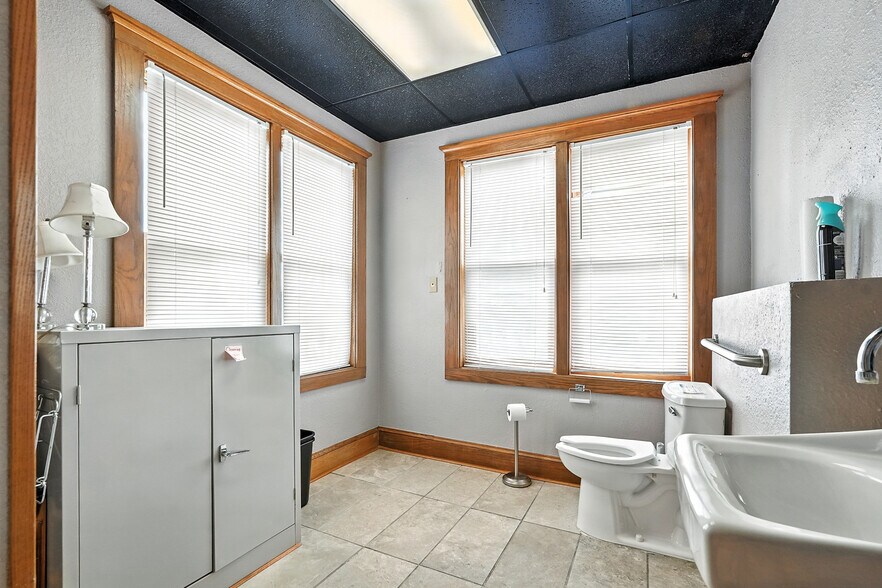 More Photos Of 441 Butternut St, Abilene Office For Sale