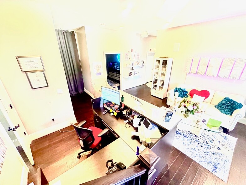 More Photos Of 919 W Gray St, Houston Office For Lease