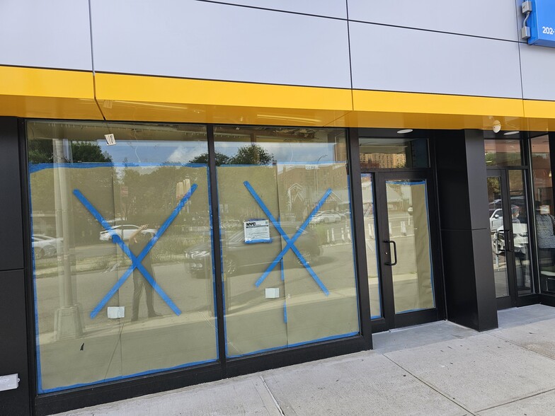 Primary Photo Of 20222 45th Ave, Bayside Storefront Retail Office For Lease
