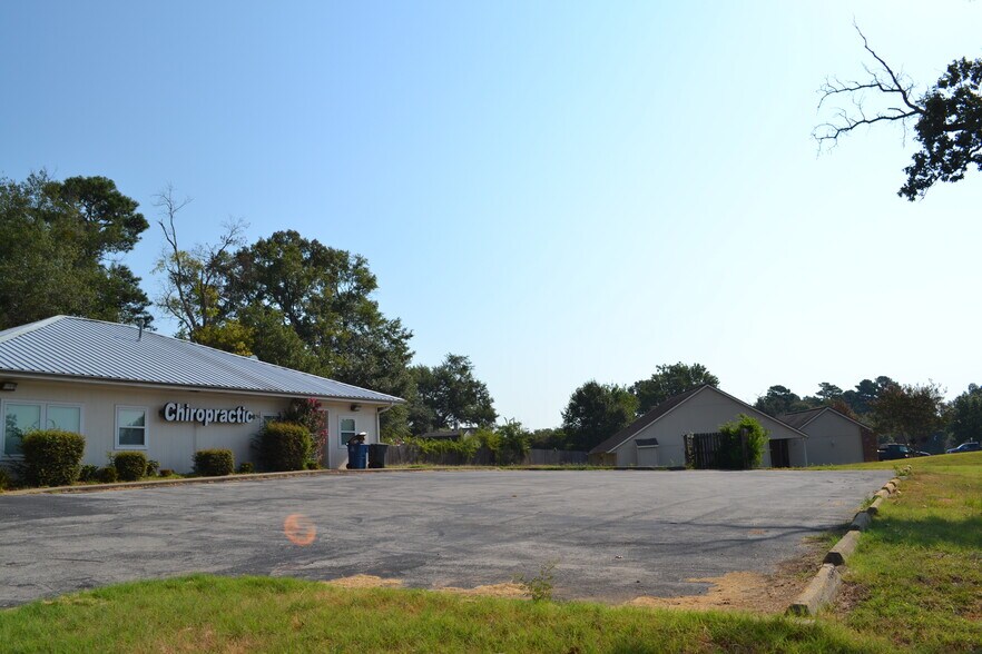 More Photos Of 112 N Lee Dr, Gladewater Office For Sale