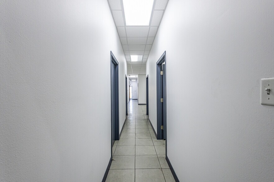 More Photos Of 13806 N Unitec Dr, Laredo Warehouse For Lease