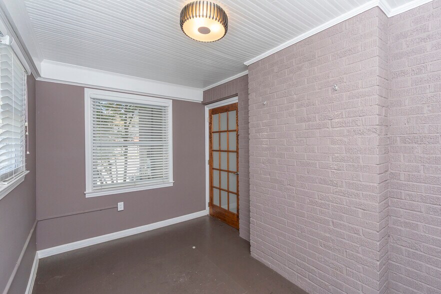 More Photos Of 2006 N Main St, Anderson Office For Sale