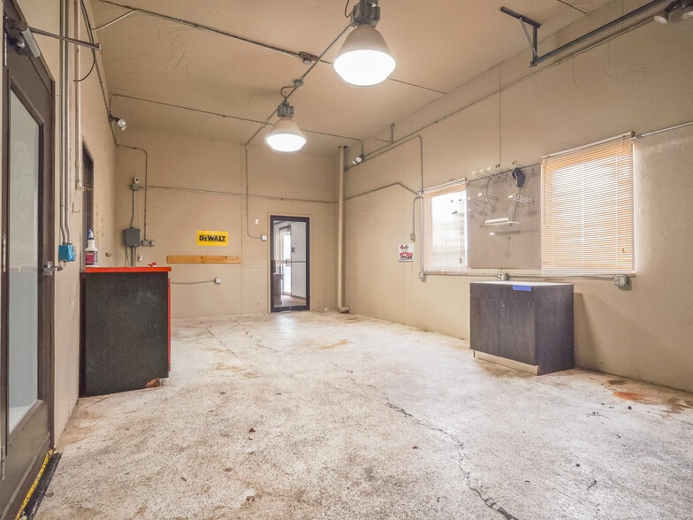 More Photos Of 401 S Ranchwood Blvd, Yukon Flex For Sale