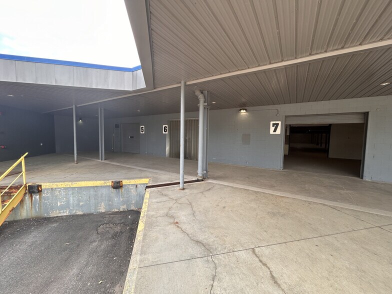 More Photos Of 4301 Hwy 7 W, Saint Louis Park Distribution For Lease