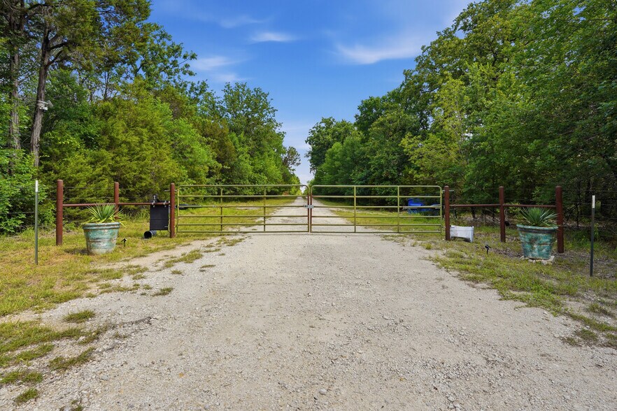 More Photos Of 6725 Rollins Rd, Granbury Specialty For Sale