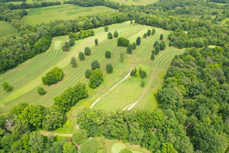 More Photos Of 7453 400 S, Marion Sports And Entertainment For Sale