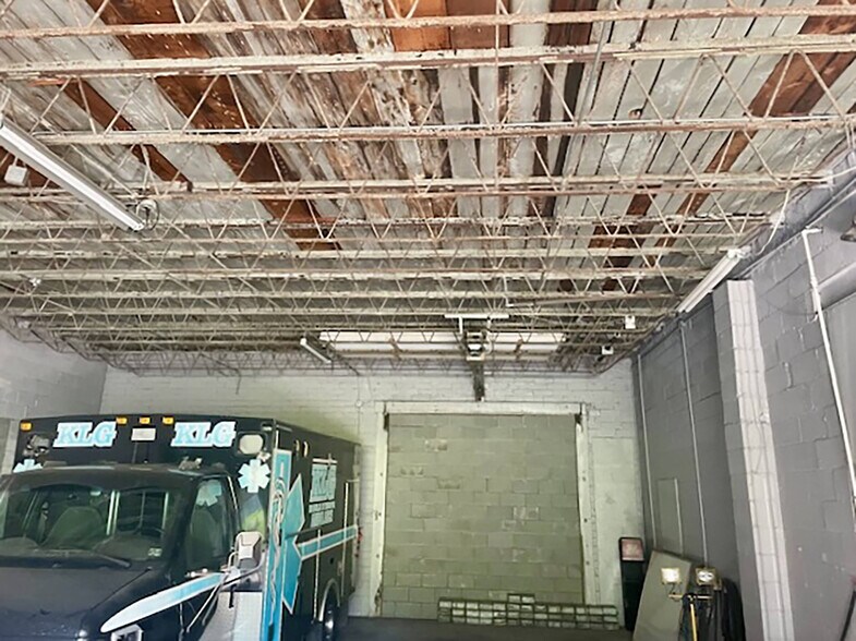 More Photos Of 1516 S Lincoln Ave, Salem Freestanding For Sale